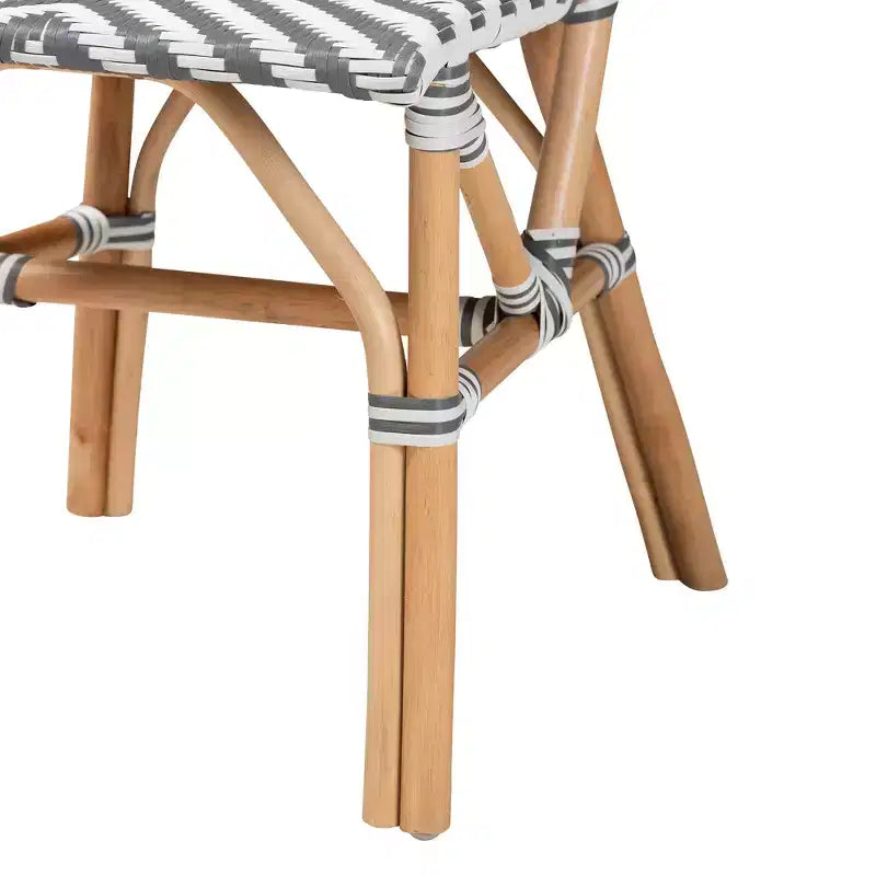 Chaise de bistrot en rotin tressé gris français et blanc, entièrement assemblée