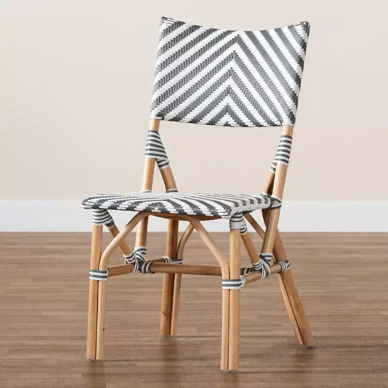 Chaise de bistrot en rotin tressé gris français et blanc, entièrement assemblée